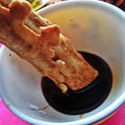 Готовые вафли можно обмакнуть в шоколадный соус готовый.