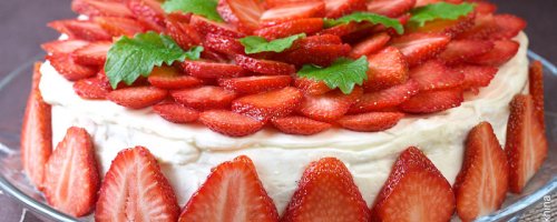 Бісквітно-полуничний торт