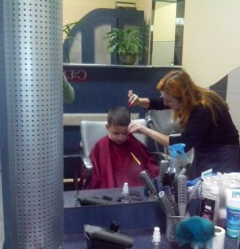 Руки-ножиці, салон-перукарня