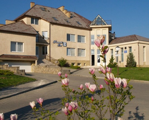 Фасад закладу "Зростайко", Ужгород