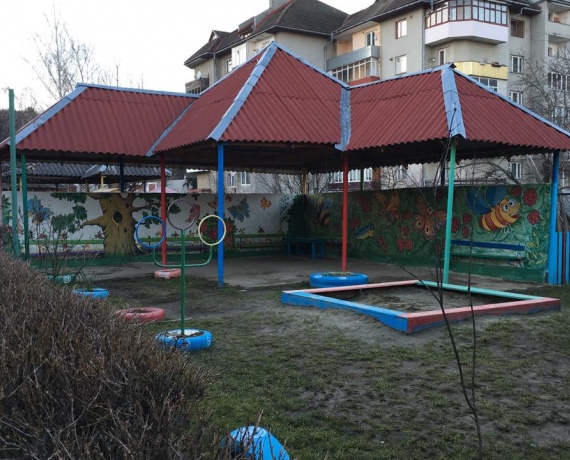 Альтанки на території НВК Ялинка