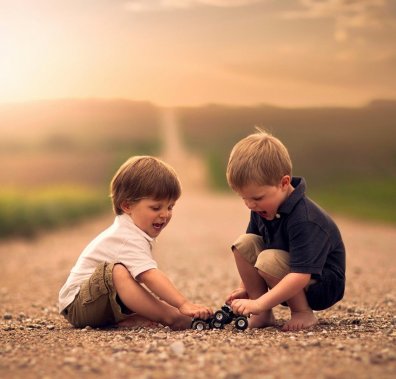 Діти, які граються на дорозі