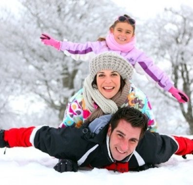 Батьки із дитиною взимку