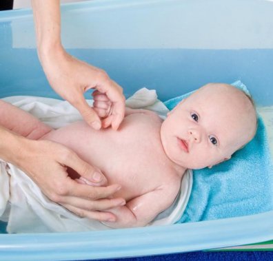 Купання немовляти