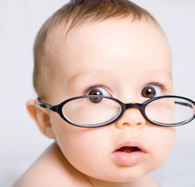 дитина в окулярах