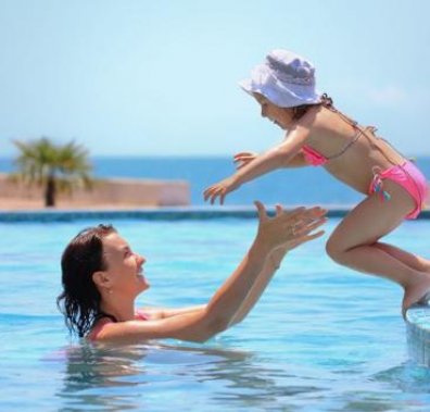 swimming kid mom_and_kid_swimming