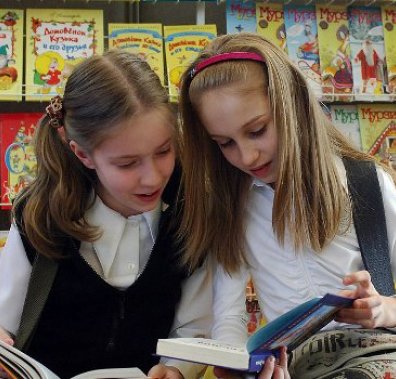 Дівчата читають дитячу книгу