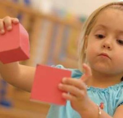 Дитина, зайнята грою