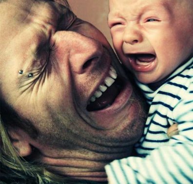 Деколи можна поплакати і за компанію:) Молодий батько та немовля